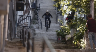 Bursa'da downhill sporcusu bisikletiyle merdivenden inerken yürekleri ağza getirdi