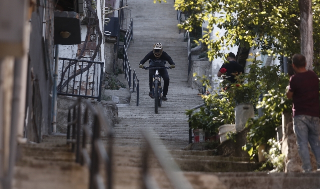 Bursa'da downhill sporcusu bisikletiyle merdivenden inerken yürekleri ağza getirdi