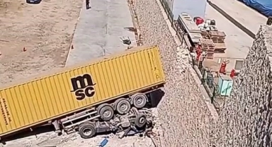 Bursa'da freni boşalan TIR fabrikanın bahçesine uçtu