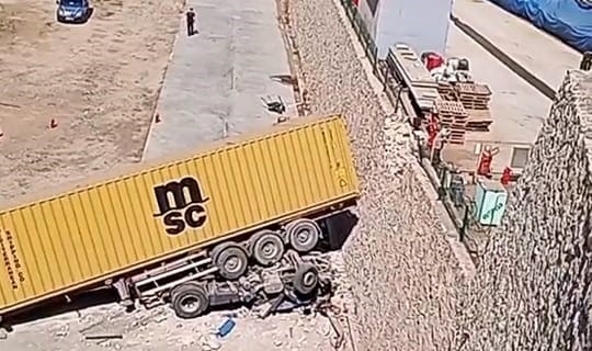 Bursa'da freni boşalan TIR fabrikanın bahçesine uçtu