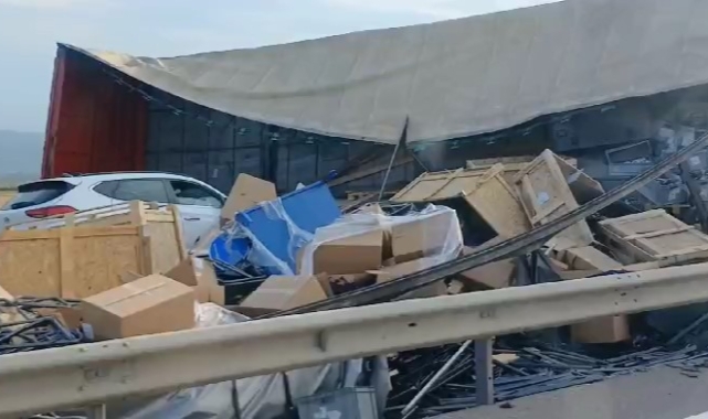 Bursa'da kaza yapan TIR'dan yola saçılan malzemeler yolu kapattı