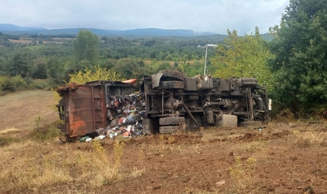 Bursa'da kontrolden çıkan çöp kamyonu şarampole yuvarlandı