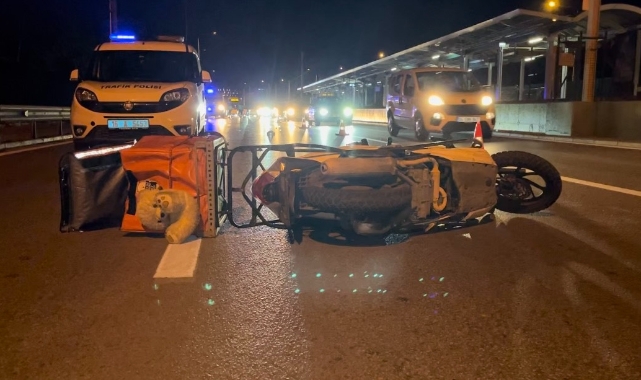 Bursa'da kontrolden çıkan motokurye bariyerlere girdi