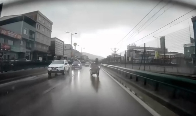 Bursa’da motosiklet sürücüsü kayganlaşan yolda düştü