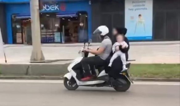 Bursa'da motosiklet üzerinde kucağında bebekle seyretti