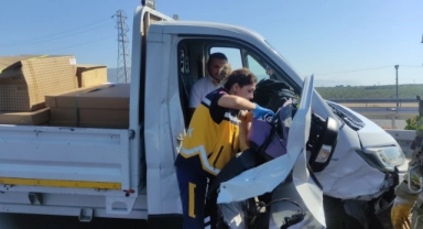 Bursa'da otobanda kamyonet otomobile çarptı