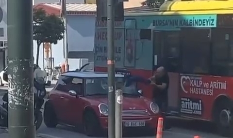 Bursa'da polisin ceza yazmasına sinirlenip aracının camını parçaladı