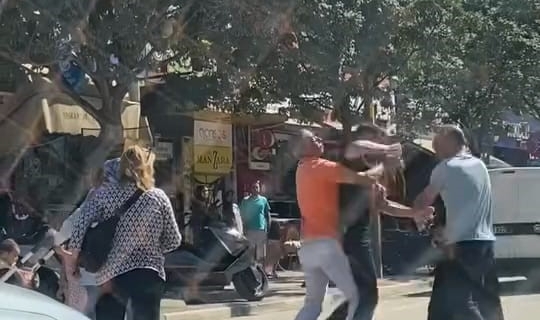 Bursa'da sürücü ile yaya arasında yol verme kavgası!