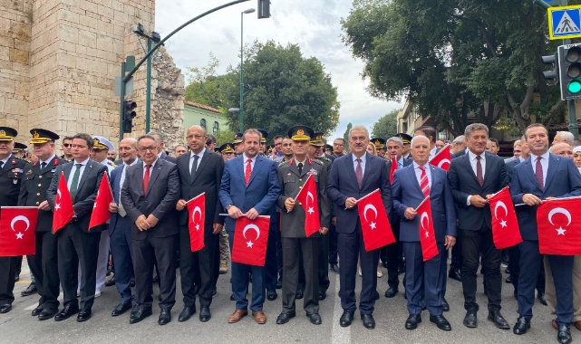 Bursa Valiliği 102. kurtuluş yıl dönümüne özel kortej yürüyüşü düzenledi