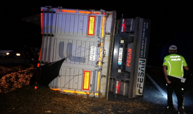 Çanakkale'de bariyerlere çarpıp devrilen TIR'ın şoförü öldü