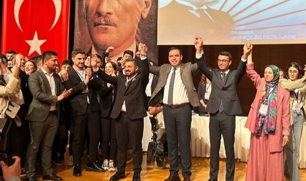 CHP Bursa Gençlik Kolları'nın yeni başkanı Berkcan Bora oldu!