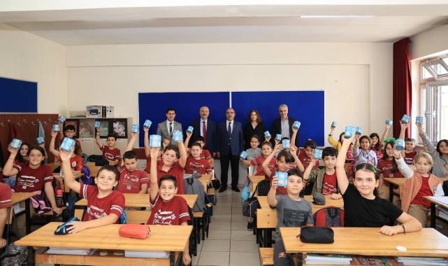 Çocuklara kumbara hediye edildi