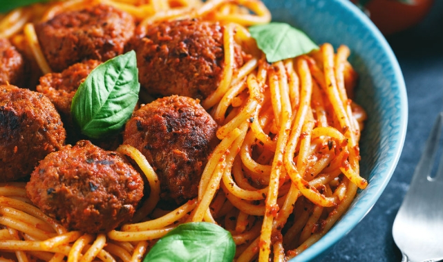 Çocuklarınız bu lezzete bayılacak! İşte köfteli spagetti tarifi