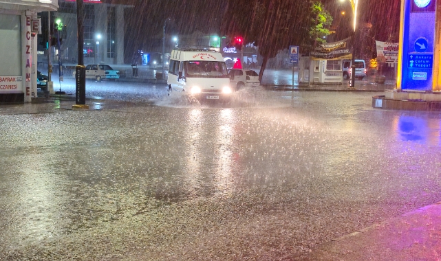 Çorum’da etkili olan sağanak yağış ve rüzgar hayatı felç etti