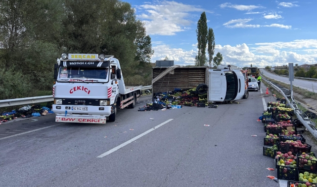 Çorum'da kamyonet devrildi