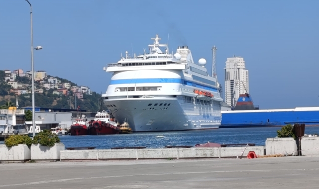 Dev kruvaziyer bin 73 yolcusuyla Samsun'da
