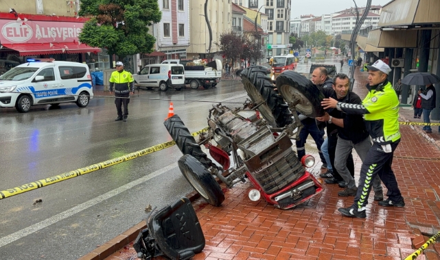 Devrilen traktörün altında kalan sürücü öldü