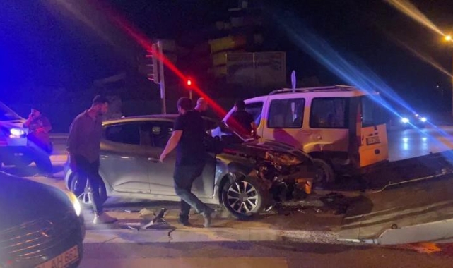 Duble yolda hafif ticari araç ile otomobil çarpıştı: 5 yaralı