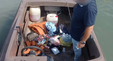 Düzensiz göçmenler lastik bota binerken suçüstü yakalandılar