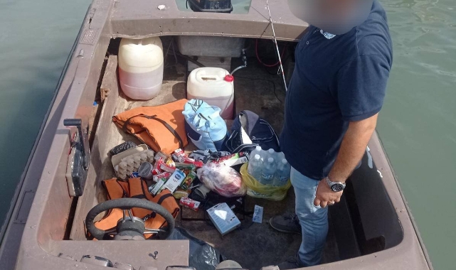 Düzensiz göçmenler lastik bota binerken suçüstü yakalandılar