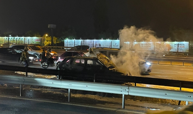 E5 karayolunda seyir halindeki araç alev alev yandı