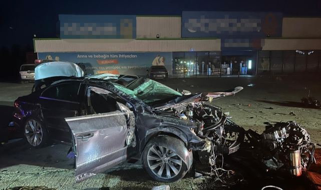 Edirne'de bariyerlere çarpan otomobilin motoru koptu
