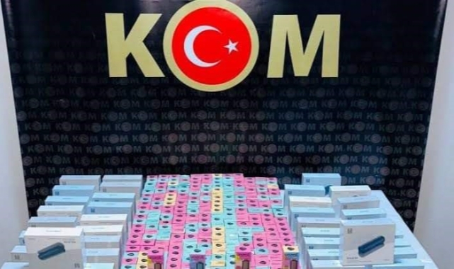 Edirne'de milletvekilinin aracında yüzlerce kaçak elektronik sigara aparatı ele geçirildi
