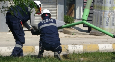 Ekipler direğe çıkmadan arızayı gideriyor