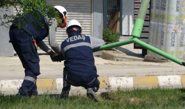 Ekipler direğe çıkmadan arızayı gideriyor