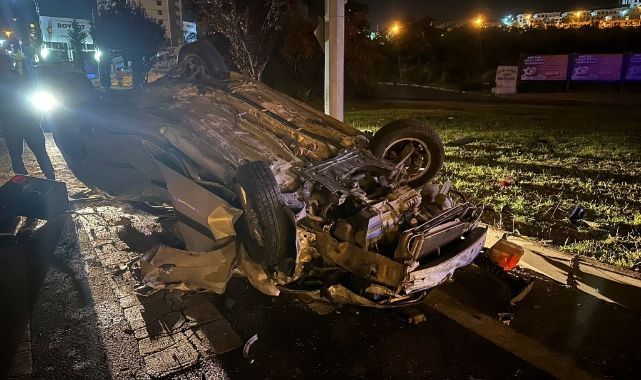 Elazığ'da otomobil direğe çarptı: 4 yaralı