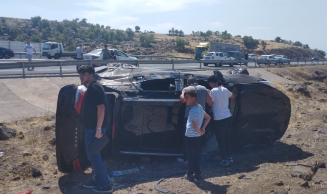 Elazığ'da otomobil şarampole devrildi