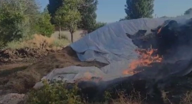 Elazığ'da tonlarca saman balyası küle döndü