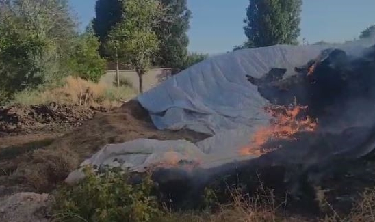 Elazığ'da tonlarca saman balyası küle döndü