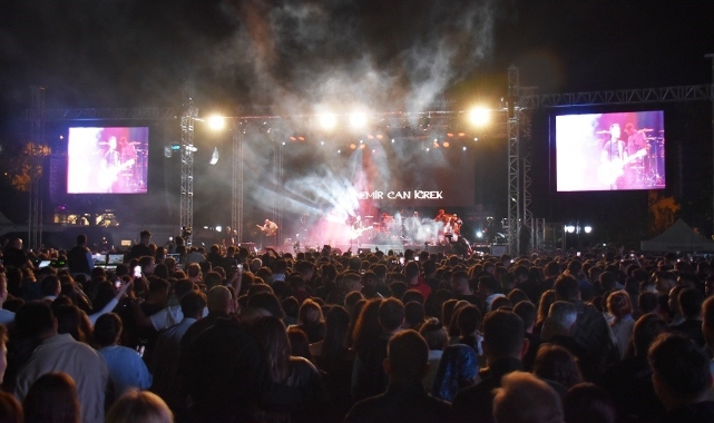 Emir Can İğrek Tekirdağlı hayranlarıyla ertelenen konserde buluştu
