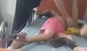 Engelli çocuğu yatağa bağlayan 2 görevli gözaltına alındı