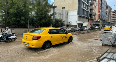 Erdek'te sağanak ve fırtına ulaşımı engelledi