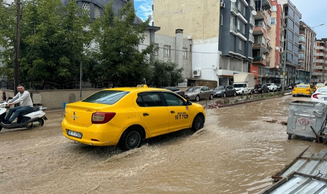 Erdek'te sağanak ve fırtına ulaşımı engelledi