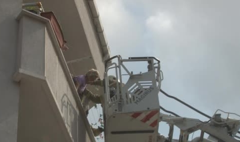 Esenyurt'taki ev yangınında itfaye eri takdir topladı