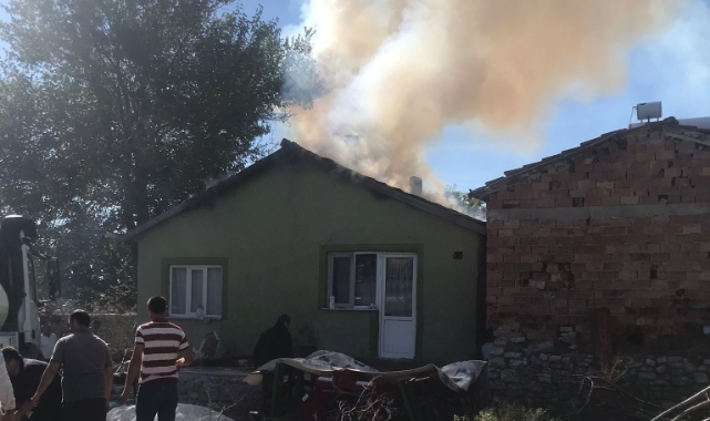 Eski kanepelerini yakmak isterken evi kül oldu