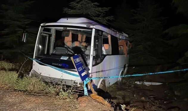 Eskişehir'de midibüs yoldan çıktı: 14 polis yaralandı