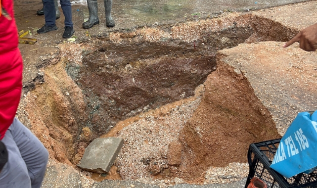 Eskişehir'de semt pazarı içerisindeki yol çöktü