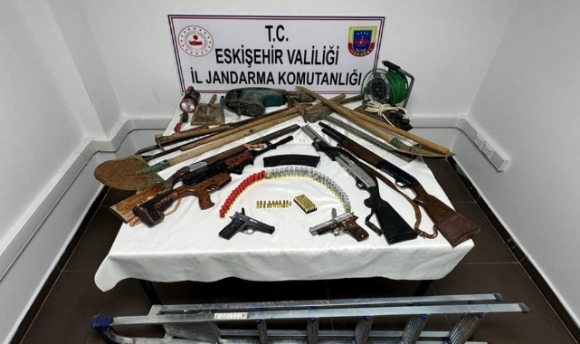 Evlerinin bahçesinde kaçak kazı yaparken yakalandılar
