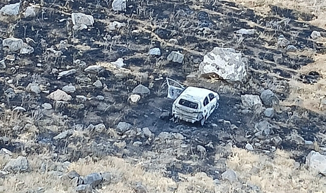 Hakkari'de alev alan otomobil kullanılamaz hale geldi