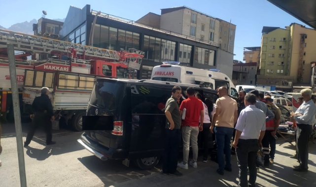 Hakkari’de araçta kilitli kalan kadın kurtarıldı