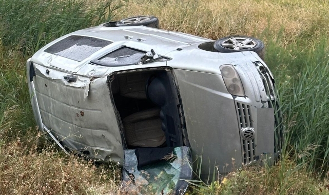 Hakkari’de hafif ticari araç takla attı