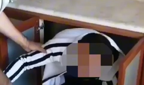 Hapis cezasıyla aranan şahıs mutfak tezgahının altında yakalandı