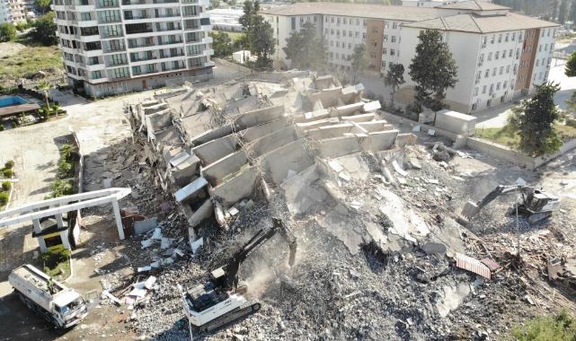 Hatay'da 16 katlı bina bir darbeyle toz bulutuna dönüştü