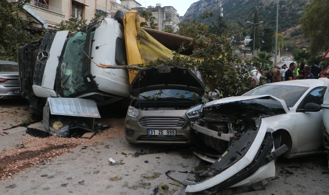 Hatay’da hafriyat kamyonu 7 aracı biçti