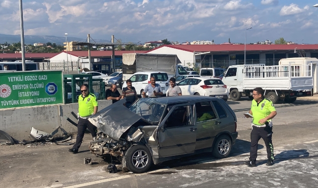 Hızını alamadı sıra bekleyen 3 araca çarptı!