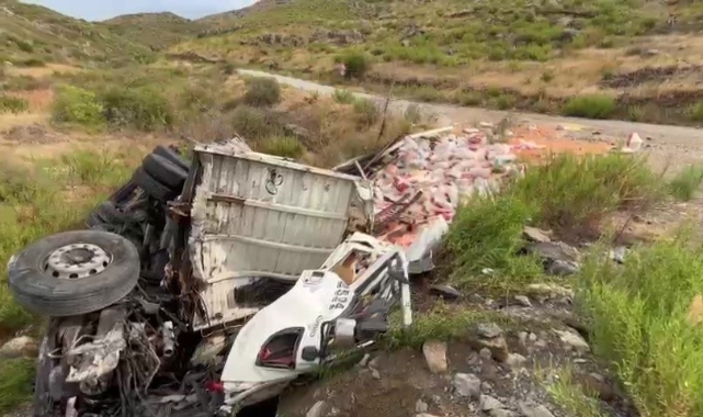Hurdaya dönen kamyondan yaralı olarak kurtuldu